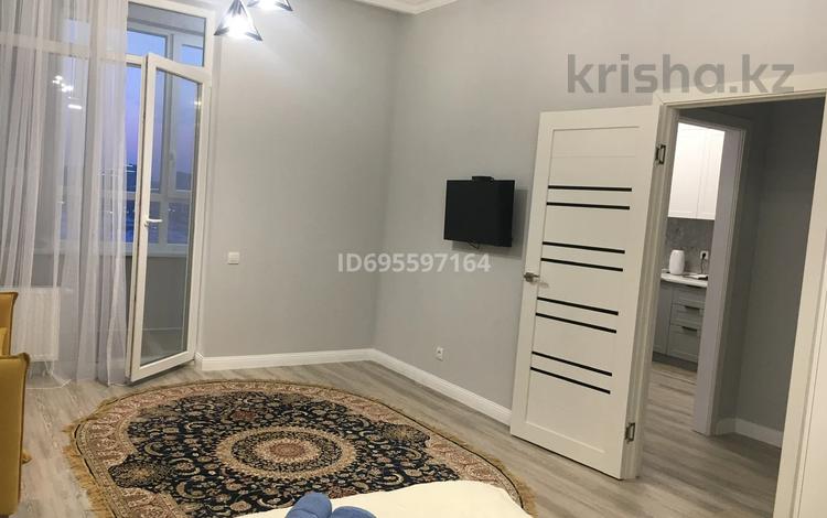 1-комнатная квартира, 50 м², 13/15 этаж помесячно, Толе би 59