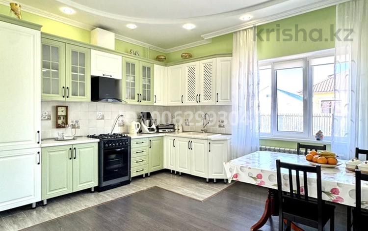 Отдельный дом · 4 комнаты · 180 м² · 8 сот., мкр Балауса, 32 за 42 млн 〒 в Атырау — фото 10