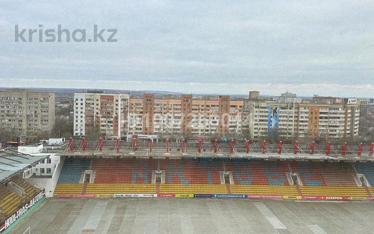 1-комнатная квартира · 53 м² · 10/10 этаж, Алии Молдагуловой — Вид на стадион, арбат, кфс , в центре города за 2 500 〒 в Актобе — фото 2