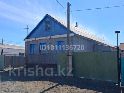Часть дома · 3 комнаты · 100 м² · 10 сот., Грибоедова 53А — Рядом 5 мкр-н, 3 мкр-н, Алмагуль школа 24,27,34 и Роддом за 25 млн ₸ в Атырау, мкр Привокзальный-3