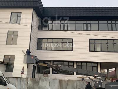 Офисы, склады, бани, гостиницы и зоны отдыха, фитнес и спорт, медцентры и аптеки, образование, развлечения, конференц-залы, кабинеты и рабочие места · 980 м² за 4 млн 〒 в Алматы, Алатауский р-н