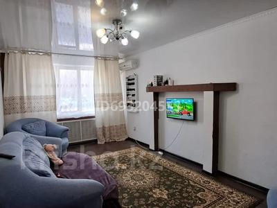 2-бөлмелі пәтер, 54 м², 1/5 қабат, мкр 8 292, бағасы: 15.5 млн 〒 в Актобе, мкр 8