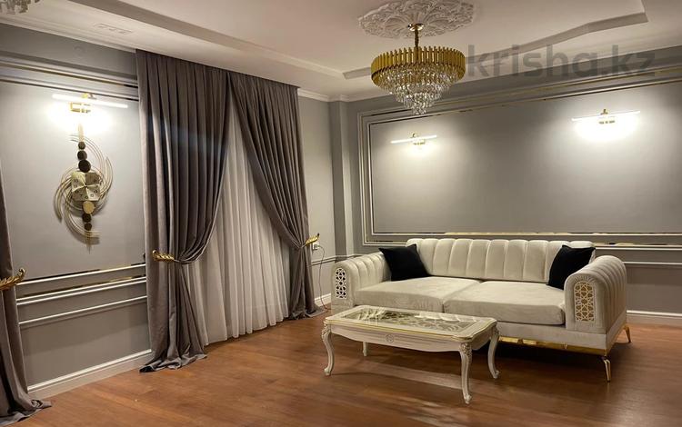 3-комнатная квартира, 105 м², 1/5 этаж помесячно, Кабанбай батыр за 300 000 〒 в Шымкенте — фото 2