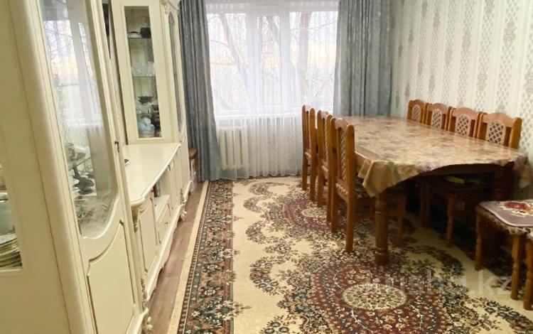 3-комнатная квартира · 63 м² · 3/5 этаж, Майкудук, 15й микрорайон за 12.5 млн ₸ в Караганде, Алихана Бокейханова р-н — фото 2