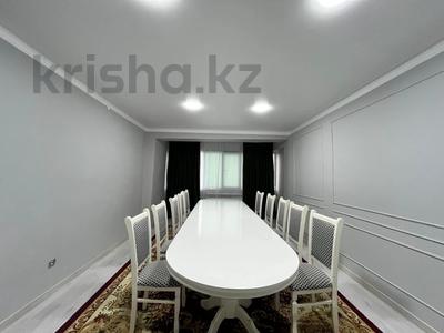 3-комнатная квартира, 120 м², 1/5 этаж помесячно, Алтын орда за 250 000 〒 в Актобе