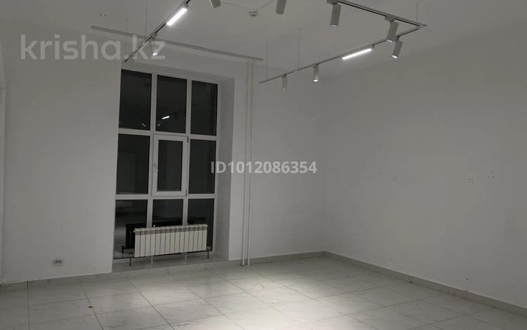 Офисы, магазины и бутики, салоны красоты, фитнес и спорт, образование, развлечения, конференц-залы, кабинеты и рабочие места, студии · 30.82 м² за 160 000 ₸ в Кокшетау — фото 2