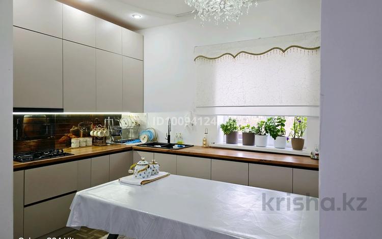 Отдельный дом · 6 комнат · 300 м² · 600 сот., мкр Курсай, Сарымолда досмухамедова 174а за 31 млн ₸ в Атырау — фото 2