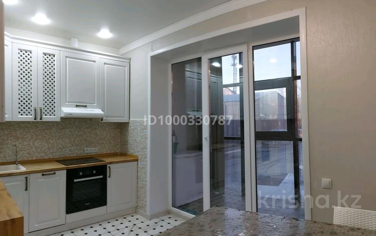 3-комнатная квартира · 85 м² · 1/5 этаж, мкр Михайловка , Сакена Сейфуллина 10 за 48.5 млн 〒 в Караганде, Казыбек би р-н — фото 2