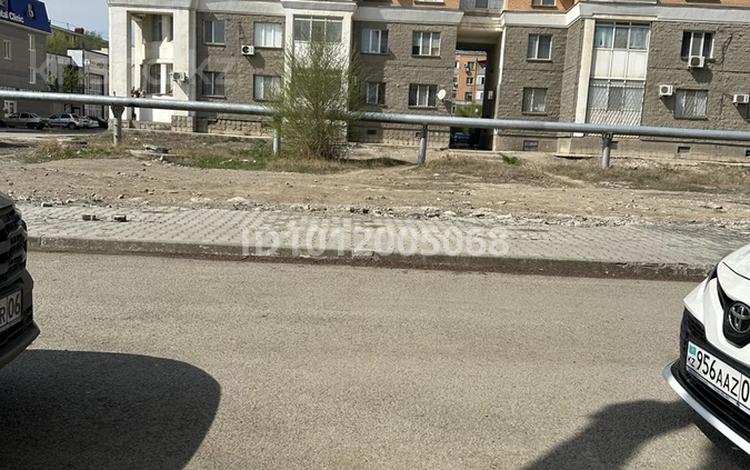 Участок · 1 сотка, 9/1 — Сзади бунгало во дворе дома 9/1 за 20 млн ₸ в Атырау, мкр Авангард-3 — фото 2