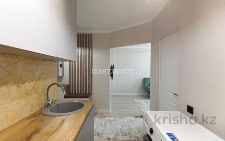 2-комнатная квартира, 50 м², 8/12 этаж помесячно, Толе би 189/3 — Толе би, Жарокова за 340 000 〒 в Алматы, Алмалинский р-н — фото 2