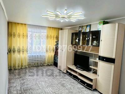 3-комнатная квартира · 59.8 м² · 3/5 этаж, 1мкр 8 — Балкон смотрит на площадку за 6.2 млн ₸ в Качаре