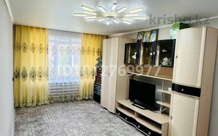 3-комнатная квартира · 59.8 м² · 3/5 этаж, 1мкр 8 — Балкон смотрит на площадку за 6.2 млн ₸ в Качаре — фото 2