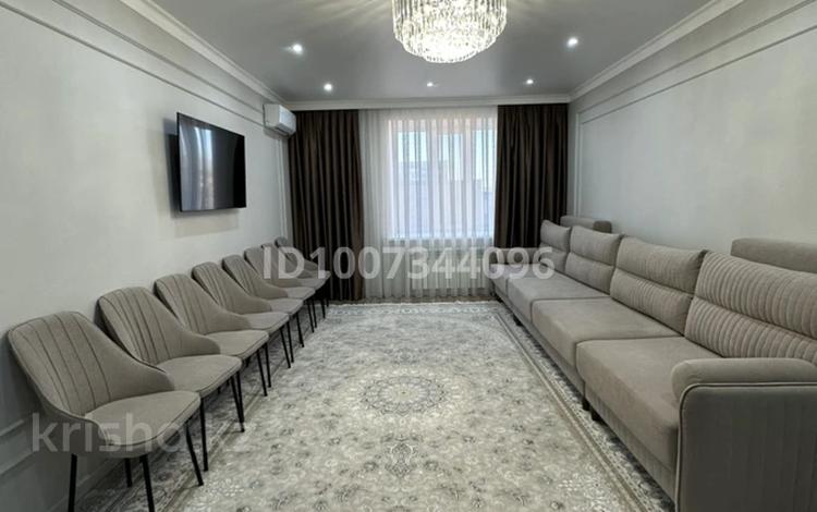 3-бөлмелі пәтер · 104 м² · 5/10 қабат, мкр Юго-Восток, Камали Дүйсембекова 53а — Новая мечеть, бағасы: 56 млн ₸ в Караганде, Казыбек би р-н — фото 2