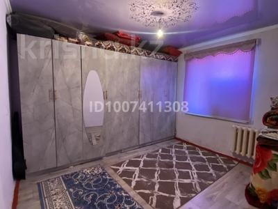 3-бөлмелі пәтер · 50 м² · 2/4 қабат, Абдразакова 47/4 — Центр города,магазины ,школа,остоновка все есть рядом, бағасы: 15 млн 〒 в Арыси