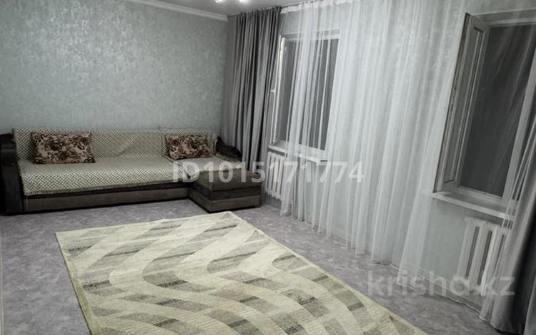 3-комнатная квартира · 60 м² · 4 этаж, мкр Аксай-1 за 400 000 ₸ в Алматы, Ауэзовский р-н — фото 2