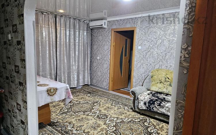 1-комнатная квартира, 95 м², 4/4 этаж посуточно, Гагарин 16 — Находится возле Проф центра за 8 000 〒 в Жезказгане — фото 2