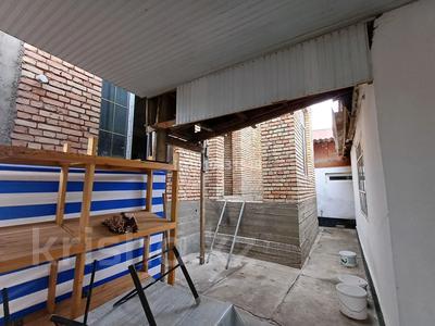 Отдельный дом · 7 комнат · 300 м² · 5.8 сот., Жанкоразова 33 — Район Абая - Ташкентская за 68 млн ₸ в Таразе