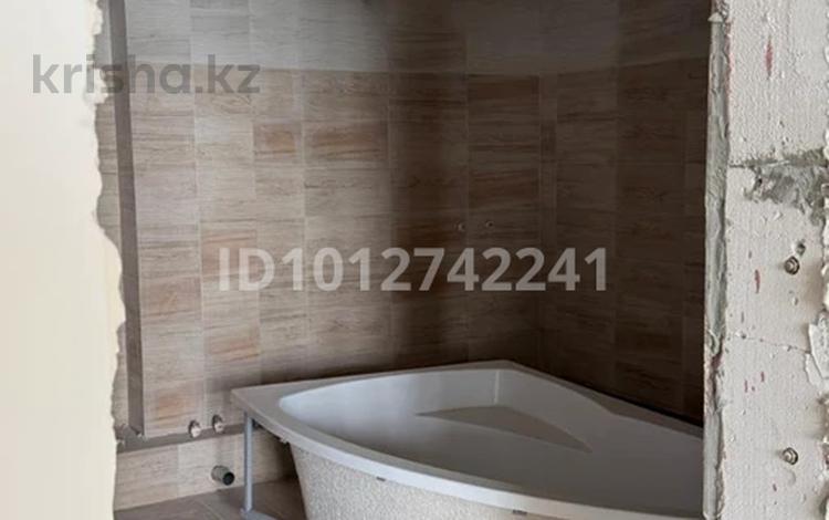 3-комнатная квартира · 125 м² · 9/9 этаж, мкр Омега, Есенжанова 3/2 за 37.5 млн ₸ в Уральске — фото 25