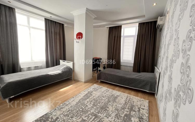 4-комнатная квартира, 175.5 м², 2/11 этаж помесячно, 29-й мкр 24