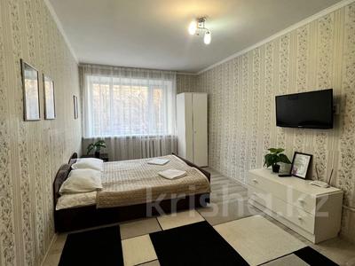 1-комнатная квартира, 37 м², 2 этаж посуточно, Язева 17 за 13 000 〒 в Караганде, Казыбек би р-н