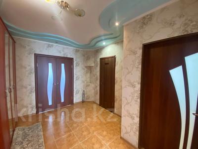 2-комнатная квартира, 72.7 м², 5/10 этаж, Молдагуловой за 24.5 млн 〒 в Актобе