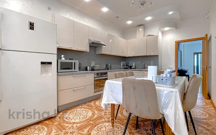 5-бөлмелі пәтер · 216 м² · 5/8 қабат, Каратаева 38а-в, бағасы: 230 млн ₸ в Алматы, Бостандыкский р-н — фото 16