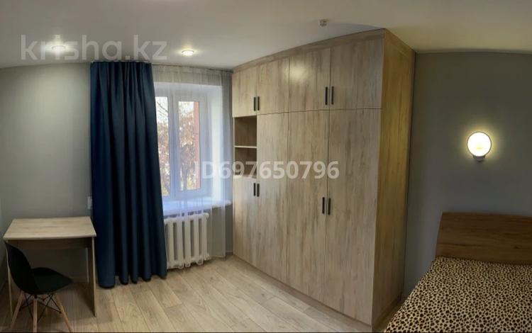 1 комната · 20 м² · 2 этаж, мкр Юго-Восток ул. Муканова 3 за 85 000 ₸ в Караганде, Казыбек би р-н — фото 2
