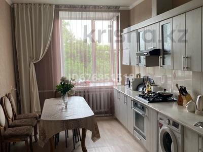 4-комнатная квартира, 95 м², 2/2 этаж, 4 кирпичная 24 — Кизатова за 35 млн 〒 в Петропавловске
