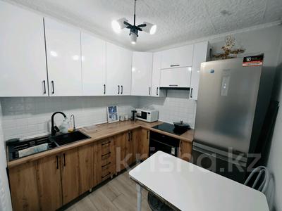 4-комнатная квартира, 100 м², 2/10 этаж помесячно, Пушкина 100 за 350 000 〒 в Семее