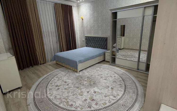 2-комнатная квартира · 90 м² · 8/8 этаж, Туркестанская 55 за 300 000 ₸ в Шымкенте — фото 2