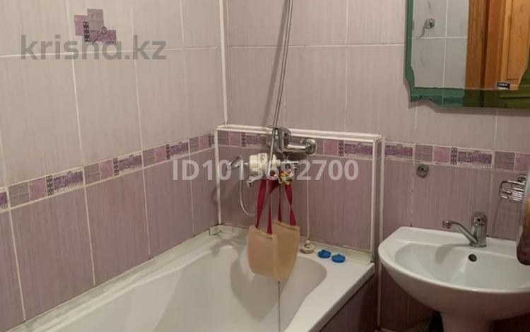 3-комнатная квартира · 60 м² · 3/5 этаж, мкр Аксай-3 1/1 — Толе би Момышулы за 300 000 ₸ в Алматы, Ауэзовский р-н — фото 2