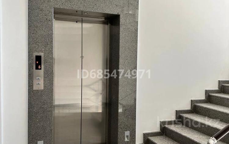 2-бөлмелі пәтер · 86 м² · 3/9 қабат, проспект Каныш Сатпаев 60, бағасы: 330 000 ₸ в Атырау — фото 2