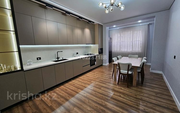 3-комнатная квартира · 130 м² · 1/7 этаж, 20-й мкр 16-17 — Возле Арки за 57 млн 〒 в Актау — фото 2