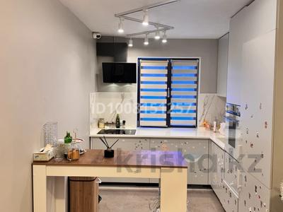 5-комнатная квартира · 100 м² · 1/3 этаж, Керей-Жанибек хандар 558 за 1.2 млн 〒 в Алматы, Медеуский р-н