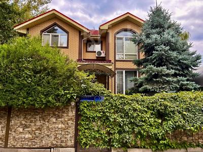 Отдельный дом · 7 комнат · 300 м² · 7 сот., Жамакаева — Аль-Фараби за 2.7 млн 〒 в Алматы, Медеуский р-н