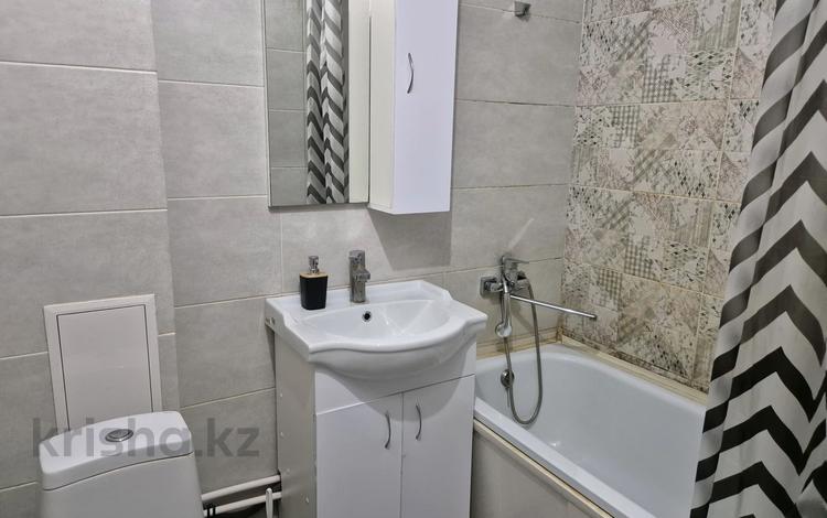 1-бөлмелі пәтер · 32 м² · 2/5 қабат, Курмангазы 102 — Курмангазы и кердери, бағасы: 10 000 ₸ в Уральске, мкр Школьник — фото 2