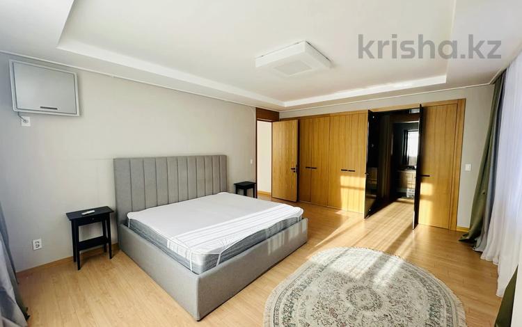 3-комнатная квартира, 144 м², 10/18 этаж, Кошкарбаева 2