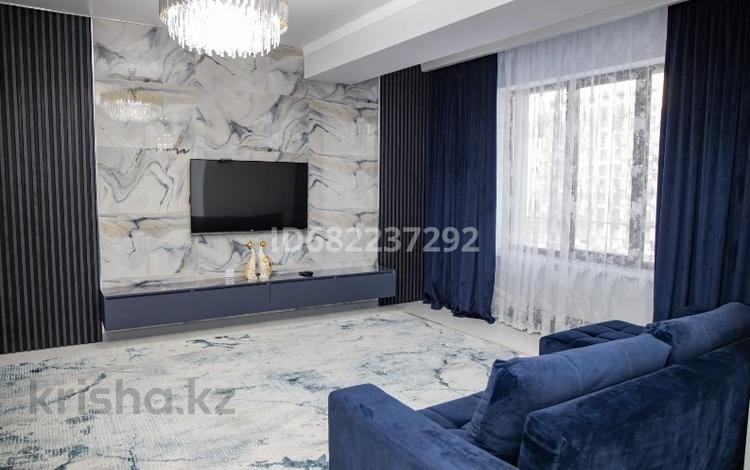 3-комнатная квартира, 150 м² посуточно, Аль фараби 7к5 за 50 000 〒 в Алматы — фото 2