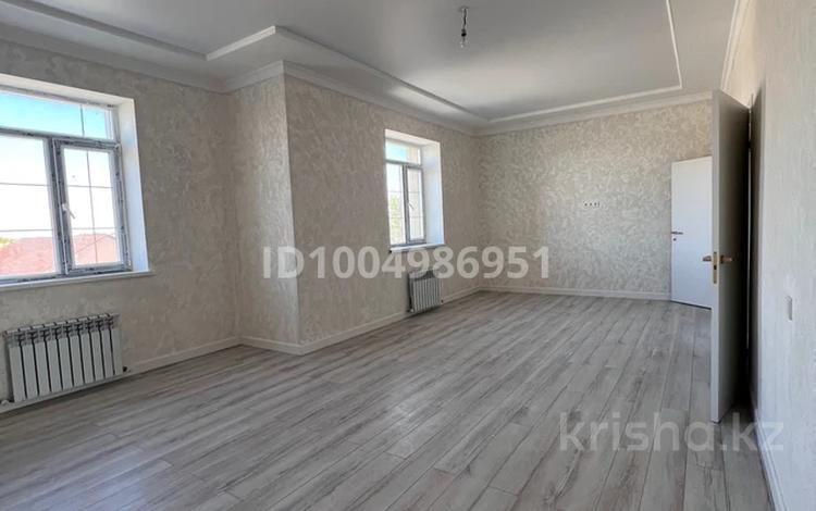 Отдельный дом · 6 комнат · 304 м² · 8.3 сот., 3 мкрн 77 за 3 млн ₸ в  — фото 2