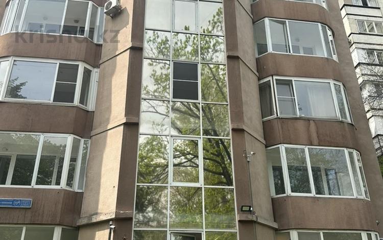 4-комнатная квартира, 225 м², 2/6 этаж помесячно, Уалиханова 115а за 1.7 млн 〒 в Алматы, Алмалинский р-н — фото 2