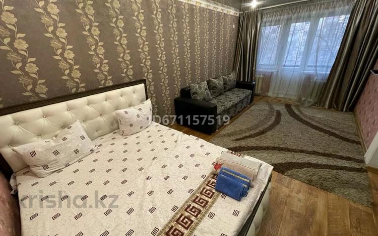 1-комнатная квартира, 33 м², 3/5 этаж посуточно, Машхур Жусупа 8 за 8 000 〒 в Павлодаре — фото 2