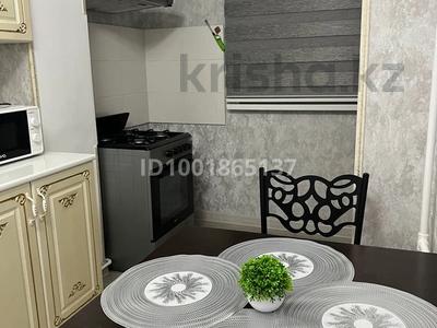 Аренда квартир в Шымкенте: 1-комнатная квартира · 40 м² · 3/5 этаж, 11-й микрорайон, 11-й микрорайон 190Б за 210 000 〒 1-комнатная квартира · 40 м² · 3/5 этаж, 11-й микрорайон, 11-й микрорайон 190Б за 210 000 〒 в Шымкенте, Енбекшинский р-н