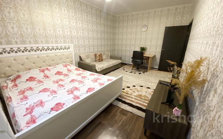 1-комнатная квартира, 44 м² посуточно, мкр Жетысу-2 66 за 15 000 〒 в Алматы, Ауэзовский р-н — фото 2