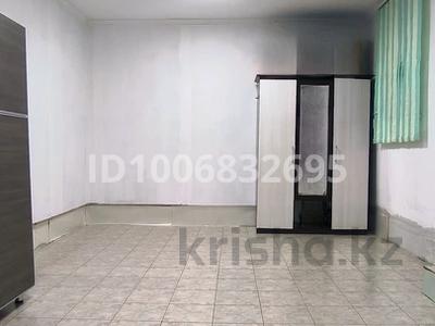 Отдельный дом · 1 комната · 45 м², Узакбая Караманова 5А — За рестораном Шанырақ, в районе частного сектора, вдоль ул. Шымбай за 120 000 〒 в 