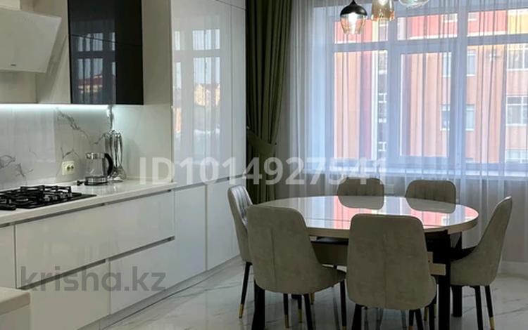 3-комнатная квартира · 135 м² · 4/5 этаж, мкр. Алтын орда, Мустафа Шокая 17 за 35 000 ₸ в Актобе — фото 2
