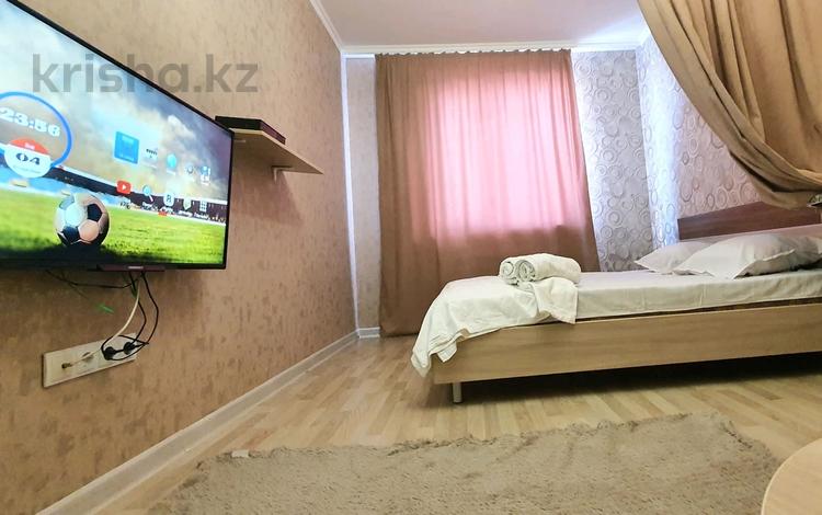 1-бөлмелі пәтер, 40 м², 6/12 қабат тәулігіне, Байтерекова 81 — Напротив Алматы Арена (Рыскулова Момышулы), бағасы: 10 000 〒 — фото 2