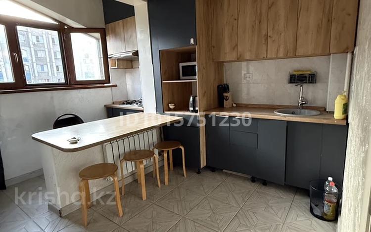 2-комнатная квартира · 60 м² · 6/9 этаж, мкр Аксай-4 12 за 300 000 ₸ в Алматы, Ауэзовский р-н — фото 2