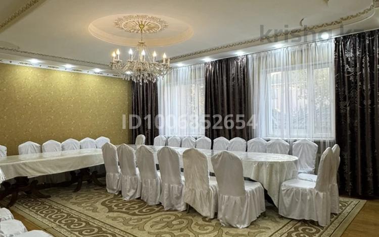 Дом · 8 комнат · 457 м², мкр Акжар, Бекешова 36 за 90 000 ₸ в Алматы, Наурызбайский р-н — фото 2