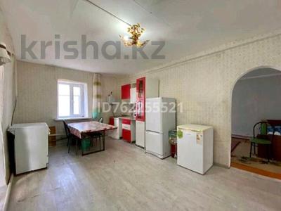Отдельный дом · 3 комнаты · 80 м² · 4.4 сот., Школник 42 — Восмой школы за 15.5 млн 〒 в Уральске, мкр Школьник