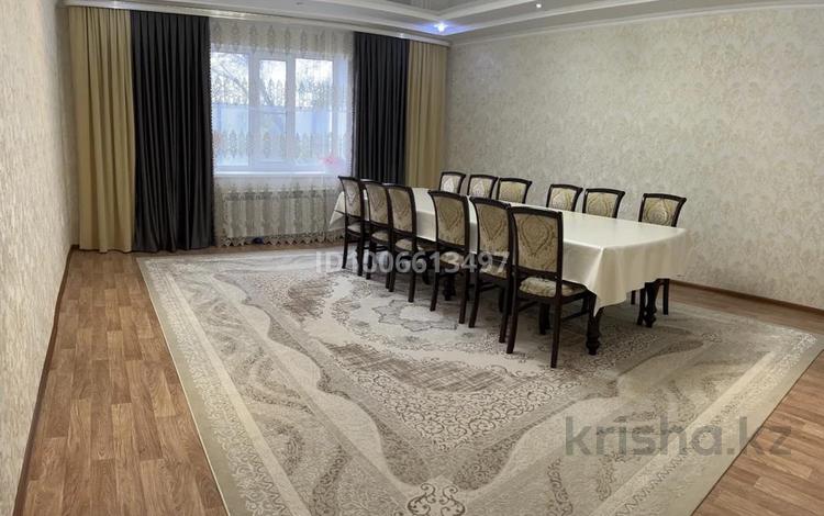 Отдельный дом · 6 комнат · 200 м² · 10 сот., Кұрманғазы 7а за 40 млн 〒 в Хромтау — фото 2